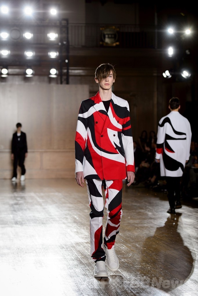 流れるような曲線のグラフィック、「アレキサンダー・マックイーン」15年春夏メンズ