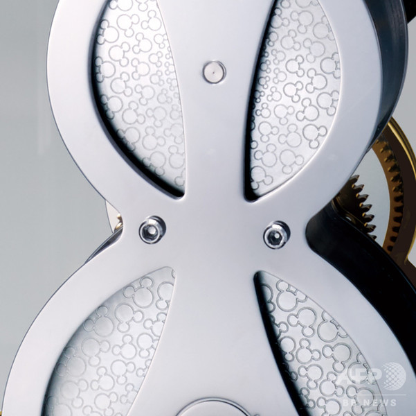 ミッキーマウス90周年、「セイコー」機械式置時計を受注生産発売