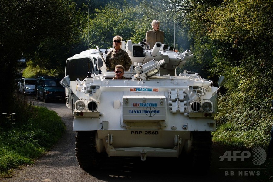 V・ウエストウッド、戦車でシェールガス開発に抗議