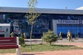 ロシア・ダゲスタン共和国マハチカラ空港前を巡回する当局者（2023年10月30日撮影）。(c)STRINGER / AFP