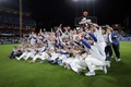 24MLB、ナ・リーグ優勝決定シリーズ（7回戦制）、ロサンゼルス・ドジャース対ニューヨーク・メッツ。リーグ優勝を決めて喜ぶロサンゼルス・ドジャースの選手ら（2024年10月20日撮影）。(c)Sean M. Haffey/Getty Images/AFP