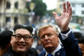 ベトナム・ハノイに姿をみせたドナルド・トランプ米大統領のそっくりさんと金正恩（キム・ジョンウン）朝鮮労働党委員長のそっくりさんのハワードXさん（2019年2月22日撮影）。(c)AFP/Manan VATSYAYANA