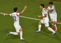 サッカーW杯ブラジル大会（2014 World Cup）グループH、ロシア対韓国。先制点を決め、チームメートから祝福される韓国の李根鎬（Lee Keun-ho、中央、2014年6月17日撮影）。(c)AFP/PEDRO UGARTE