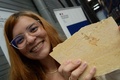 フランスからブラジルに返還された白亜紀のカメの化石を手に取るブラジルの古生物学者マリアナ・セナ氏（2022年5月24日撮影）。(c) JEAN-FRANCOIS MONIER / AFP
