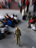 インド・バンガロール（Bangalore）の鉄道駅で、警備するインドRPF隊員（2008年11月27日撮影）。(c)AFP/Dibyangshu SARKAR