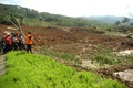 インドネシアの中ジャワ州ブレブス県で発生した土砂崩れの現場で、捜索活動にあたる救助隊員ら（2018年2月23日撮影）。(c)AFP