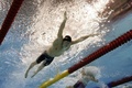 第17回アジア競技大会（17th Asian Games、Asiad）競泳男子50メートル平泳ぎ決勝のレースに臨む小関也朱篤（Yasuhiro Koseki、2014年9月26日撮影）。(c)AFP/MARTIN BUREAU