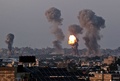 イスラエルの空爆を受けるパレスチナ自治区ガザ地区（2021年5月12日撮影）。(c)SAID KHATIB / AFP
