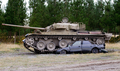 ニュージーランドのクライストチャーチ（Christchurch）にあるアドベンチャー企業「タンクス・フォー・エブリシング（Tanks for Everything）」で、豪軍が使用していた52トンの英国製戦車センチュリオン（Centurion）で乗用車を潰すカナダ・バンクーバー（Vancouver）からの観光客マイケル・ノールさん（2012年2月24日撮影）。(c)AFP/MARTY MELVILLE