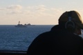 大西洋上で、撃墜された中国の気球の残骸を運ぶ米軍艦。米海軍提供（2023年2月4日撮影）。(c)AFP PHOTO /  HANDOUT / US NAVY  Lt. j.g. Jerry Ireland
