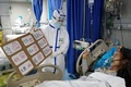 自作のカードを使って患者とコミュニケーションを取る看護師（2020年2月25日撮影）。(c)CNS/羅昭淦