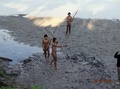 ブラジル国立先住民保護財団（National Indian Foundation、FUNAI）が公開した、ペルーと国境を接するアクレ（Acre）州を流れるエンビラ川（Envira River）の岸部でアシャニンカ（Ashaninka）の人たちと接触した先住民の姿を捉えた映像（2014年7月30日公開）。(c)AFP/FUNAI/HO