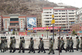 中国四川（Sichuan）省甘孜（Ganzi）チベット族自治州の中心地、康定（Kangding）県を警備する武装警察部隊（2008年3月20日撮影）。(c)AFP/TEH ENG KOON