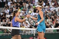 女子テニス、韓国オープン、シングルス決勝。試合を終え、握手を交わすベアトリース・ハダード・マイア（右）とダリア・カサキナ（2024年9月22日撮影）。(c)Jung Yeon-je / AFP
