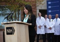 米メリーランド（Maryland）州ベセスダ（Bethesda）の米国立衛生研究所臨床センター（National Institutes of Health Clinical Center）前で記者会見する、エボラ出血熱から回復した米看護師のニーナ・ファム（Nina Pham）さん（写真中央、2014年10月24日撮影）。(c)AFP/Getty Images/Alex Wong
