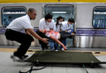 フィリピンの首都マニラ（Manila）の高架鉄道で行われた、列車内での自爆テロに備えた訓練に参加する救急医療隊員ら（2008年12月20日撮影）。(c)AFP/JAY DIRECTO