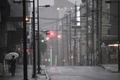 台風19号が接近する静岡県浜松市を歩く人（2019年10月12日撮影）。(c)Anne-Christine POUJOULAT / AFP