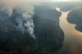 国際環境保護団体グリーンピース提供による、ブラジル北部マラニョン州アラリボイア先住民保護区で延焼する森林火事の写真（2015年10月24日撮影）。(c)AFP/Greenpeace/Marizilda CRUPPE
