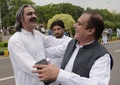 パキスタンの首都イスラマバードで、ナワズ・シャリフ首相の議員資格を剥奪するとの最高裁の判断を受け、喜ぶ野党の指導者ら（2017年7月28日撮影）。(c)AFP/AAMIR QURESHI