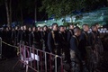 タイ北部チェンライ県のタムルアン洞窟の入り口に集まった兵士たち（2018年7月5日撮影）。(c)AFP PHOTO / YE AUNG THU