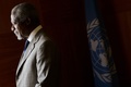 コフィ・アナン元国連事務総長。スイス・ジュネーブの国連事務所にあるオフィスにて（2012年7月20日撮影、資料写真）。(c)AFP / FABRICE COFFRINI