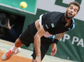 全仏オープンテニス（French Open 2013）は1日、男子シングルス3回戦が行われ、大会第24シードのブノワ・ペール（Benoit Paire、フランス）は3-6、7-6、4-6、1-6で第13シードの錦織圭（Kei Nishikori）に敗れた。

サーブを打つブノワ・ペール（2013年6月1日撮影）。(c)AFP/PATRICK KOVARIK
