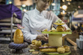 フランス南東部リヨン（Lyon）で26日、シラ国際外食産業見本市（International Hospitality and Food Service Fair、SIRHA）が開幕した。イベントは30日まで。

写真は、開場に向けて準備中のパティシエ（2013年1月26日撮影）。(c)AFP/JEFF PACHOUD