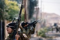 イラク・モスルのリファク地区で、イスラム過激派組織「イスラム国（IS）」との戦闘中に叫ぶイラク対テロ部隊の隊員（2017年1月8日撮影）。(c)AFP/Dimitar DILKOFF