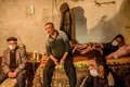 アゼルバイジャンのタルタルで、地下室に避難する人々（2020年10月13日撮影）。(c)Bulent Kilic / AFP