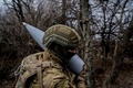 ウクライナ・バフムートの前線付近でロシア軍に榴弾（りゅうだん）砲を発射する準備を行うウクライナ兵（2023年3月2日撮影）。(c)Dimitar DILKOFF / AFP