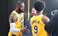 米カリフォルニア州エルセグンドで行われたメディアデーでに臨む米プロバスケットボール（NBA）、ロサンゼルス・レイカーズのレブロン・ジェームズ（左）と息子のブロニー・ジェームズ（右、2024年9月30日撮影）。(c)Frederic J. BROWN / AFP