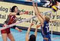 女子バレーボール、ワールドグランプリ2009（%%FIVB World Grand Prix 2009%%）決勝ラウンド、日本対オランダ。試合は日本がセットカウント3-0（25-22、25-18、25-22）で勝ち、初勝利を挙げた。写真はスパイクを放つ木村沙織（%%Saori Kimura%%、左）。（2009年8月21日撮影）(c)AFP/Kazuhiro NOGI