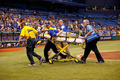 13MLB、タンパベイ・レイズ（Tampa Bay Rays）対トロント・ブルージェイズ（Toronto Blue Jays）。頭部に打球を受けた後、担架で運ばれるトロント・ブルージェイズのJAハップ（J.A. Happ、中央、2013年5月7日撮影）。(c)AFP/Getty Images/J. Meric