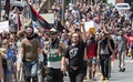 米バージニア州シャーロッツビルで、白人至上主義者の集会に反対するデモの参加者たち（2017年8月12日撮影）。(c)AFP/PAUL J. RICHARDS