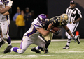 09NFLプレーオフ、ナショナル・カンファレンス（NFC）決勝、ニューオーリンズ・セインツ（%%New Orleans Saints%%）対ミネソタ・バイキングス（%%Minnesota Vikings%%）。試合はセインツが31-28で勝利し、チーム創設以来初のスーパーボウル進出を決めた。写真は第4クォーターにインターセプトを決めるセインツのトレーシー・ポーター（%%Tracy Porter%%、右）。（2010年1月24日撮影）(c)AFP/Getty Images/Jed Jacobsohn
