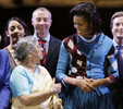 ロンドンのロイヤル・オペラ・ハウス（Royal Opera House）を訪れたミシェル・オバマ（Michelle Obama）米大統領夫人（左）とインドのグルシャラン・カウル（Gursharan Kaur）首相夫人（2009年4月2日撮影）。(c)AFP/WPA /JOEL RYAN