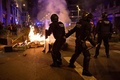 スペイン・バルセロナで、新型コロナウイルス対策の新たな規制に抗議するデモ隊と警察との衝突（2020年10月30日撮影）。(c)Pau BARRENA / AFP
