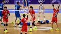 パリ五輪、バレーボール男子準々決勝、イタリア対日本。ポイント獲得を喜ぶ日本の選手（2024年8月5日撮影）。(c)Miguel MEDINA / AFP