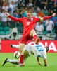サッカー欧州選手権2016予選グループE、スロベニア対イングランド。スロベニアのボヤン・ヨキッチ（下）とボールを競るイングランドのウェイン・ルーニー（2015年6月14日撮影）。(c)AFP/Jure Makovec