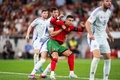 サッカーUEFAネーションズリーグ、リーグA・グループ1、ポルトガル対スコットランド。スコットランドのスコット・マッケンナ（左）とボールを競るポルトガルのクリスティアーノ・ロナウド（2024年9月8日撮影）。(c)Patricia DE MELO MOREIRA / AFP