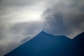 噴煙を上げる中米グアテマラのフエゴ山（2021年9月23日撮影）。(c)Johan ORDONEZ / AFP