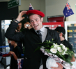 歓迎を受けて笑顔をみせるキャプテンのリッチー・マッコウ（%%Richie McCaw%%）。(c)AFP/PATRICK VALASSERIS