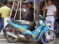 写真はパタニ県で1日、アイスクリーム売りの殺害現場を検証する警察官ら。(c)AFP/Tuwaedaniya MERINGING