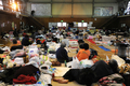 東日本大震災の発生から1か月が過ぎた被災地。写真は避難所として利用されている宮城県石巻市の小学校で、仙台フィルハーモニー管弦楽団（Sendai Philharmonic Orchestra）ボランティアによる五重奏の演奏を聴く被災者ら（2011年4月14日撮影）。(c)AFP/TOSHIFUMI KITAMURA

&lt;a href=&quot;http://www.afpbb.com/article/disaster-accidents-crime/disaster/2790111/6954516&quot;&gt;&lt;b&gt;【写真特集】地震に襲われた各地の様子&lt;/b&gt;&lt;/a&gt;