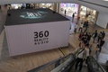全方位からの音に包まれる音響技術「360度リアリティーオーディオ」体験ブース（2019年4月19日撮影）。(c)CNS/崔楠