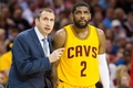 14-15NBAプレーオフ・イースタンカンファレンス準決勝（7回戦制）、クリーブランド・キャバリアーズ対シカゴ・ブルズ。カイリー・アービング（右）に指示を出すクリーブランド・キャバリアーズのデビッド・ブラットHC（2015年5月6日撮影）。(c)AFP/Getty Images/Jason Miller