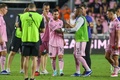 23MLS、インテル・マイアミ対FCシンシナティ。試合に敗れ、チームメートとあいさつを交わすインテル・マイアミのリオネル・メッシ（中央、2023年10月7日撮影）。(c)Chris Arjoon/ AFP