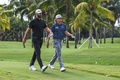 男子ゴルフ、リブゴルフ・インビテーショナル最終第8戦チーム戦、米マイアミ大会最終日。5番ホールを並んで歩くチーム主将のキャメロン・スミス（右）とダスティン・ジョンソン（2022年10月30日撮影）。(c)Giorgio VIERA/ AFP