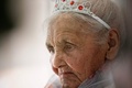 南アフリカ・タウズリバーの老人ホームで、118歳の誕生日を迎えたマーガレット・マリッツさん（2024年9月27日撮影）。(c)RODGER BOSCH / AFP