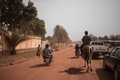 中央アフリカの首都バンギで、道路の上を馬に乗って進むスマイラ・ザカリア・メジーダさん（2020年1月23日撮影）。(c)FLORENT VERGNES / AFP